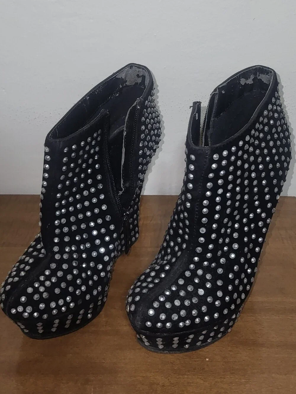 STUDDED PLATFORM DRESS SHOES (Size 8)